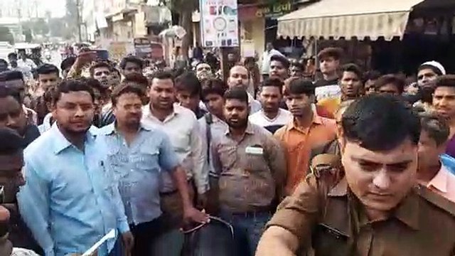 Bulandshahr: चालान कटने के बाद जब युवक ने पूछा सवाल तो पुलिसवालों ने उठाकर जबरदस्‍ती गाड़ी में बैठा दिय