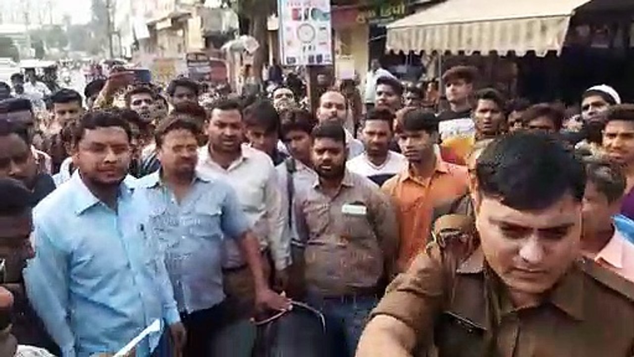 Bulandshahr: चालान कटने के बाद जब युवक ने पूछा सवाल तो पुलिसवालों ने उठाकर जबरदस्‍ती गाड़ी में बैठा दिय