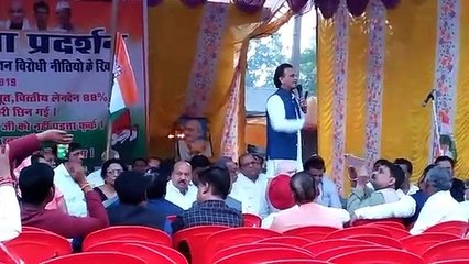 सरकार के खिलाफ धरना प्रदर्शन