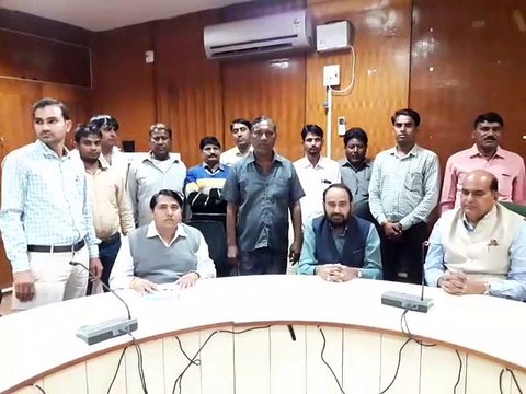 विधायक-कलक्टर के आश्वासन पर हड़ताल समाप्त, आमजन में दौड़ी खुशी की लहर
