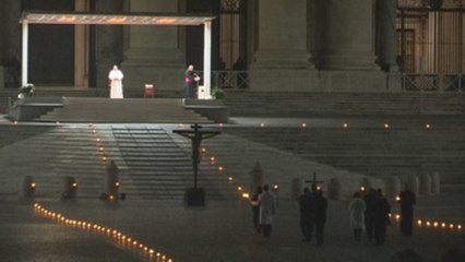 El papa preside un Vía Crucis en una Plaza vaticana desierta