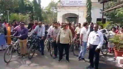 होलकर कॉलेज में साइकिल से पहुंची फैकल्टी, प्राचार्य ने भी की सवारी