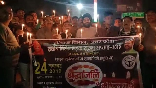 सड़क सुरक्षा को लेकर टूंडला में निकाला गया कैंडल मार्च