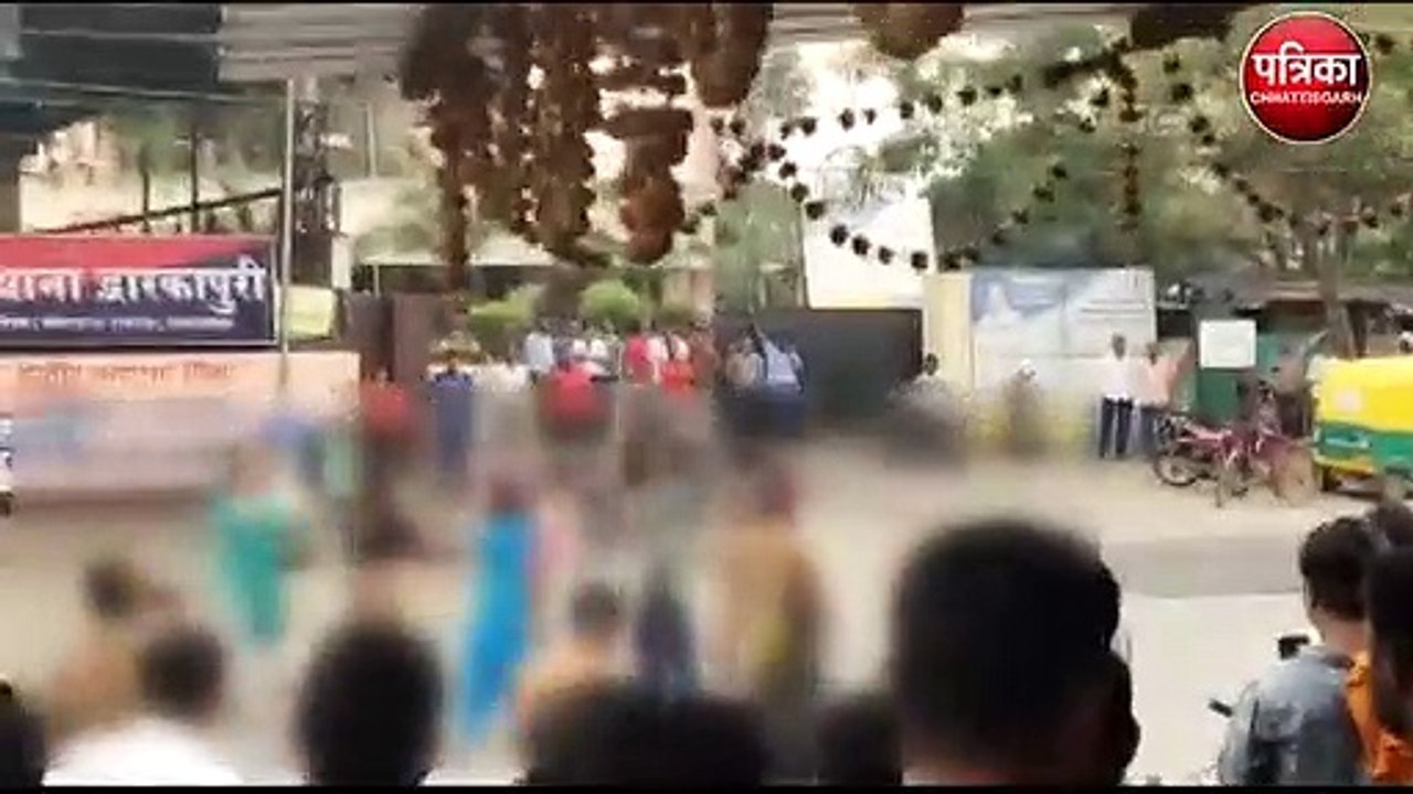किन्नरों ने थाने पर निर्वस्त्र होकर किया हंगामा...