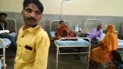 कहीं बैडशीट गंदी तो कहीं एक बैड पर दो बच्चे