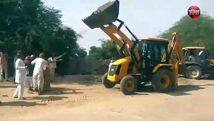 सरपंच की गाड़ी को जेसीबी से मारी टक्कर