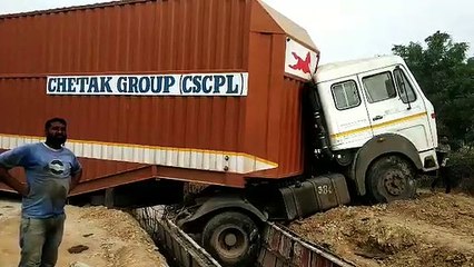 वीडियो...डिवाइडर पर आधा किमी तक दौड़ा कंटेनर, श्रमिक कर रहे थे काम