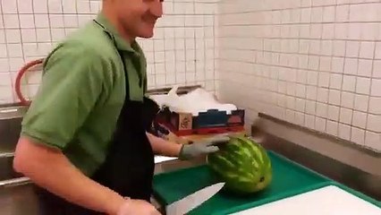 Comment couper une pastèque en 20 secondes ?