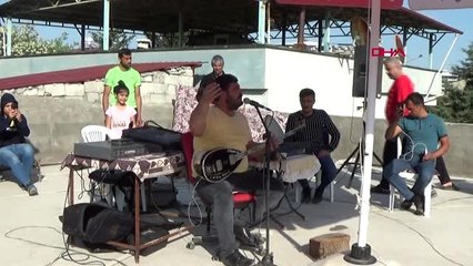 GAZİANTEP Çatıda konser verip, mahalleliye 'evde kal' çağrısı yaptı