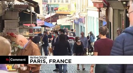 Certains Parisiens font leur marché comme un dimanche ordinaire