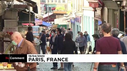 Certains Parisiens font leur marché comme un dimanche ordinaire