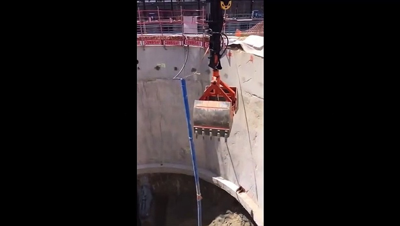 Pelle Caméléon HITACHI en action !