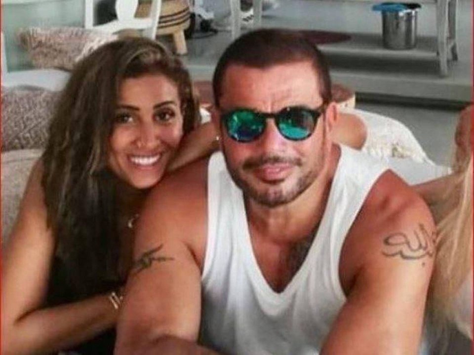 كيف يقضي عمرو دياب أيامه في الحظر؟ دينا الشربيني تجيب