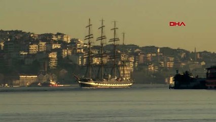 TARİHİ GEMİ İSTANBUL BOĞAZI'NDAN GEÇTİ