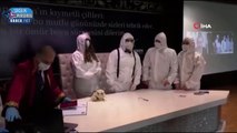 Cemre Yetgin ve Yunus Taştemür çifti, koruyucu tulumlarını giyip nikah mamasına oturdu.