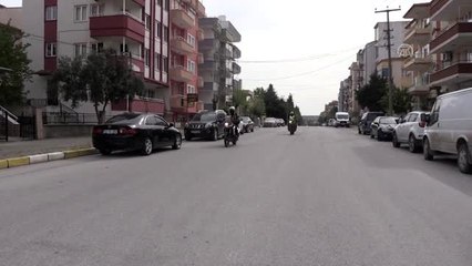 Gazetecilerden görevli polislere çay ikramı