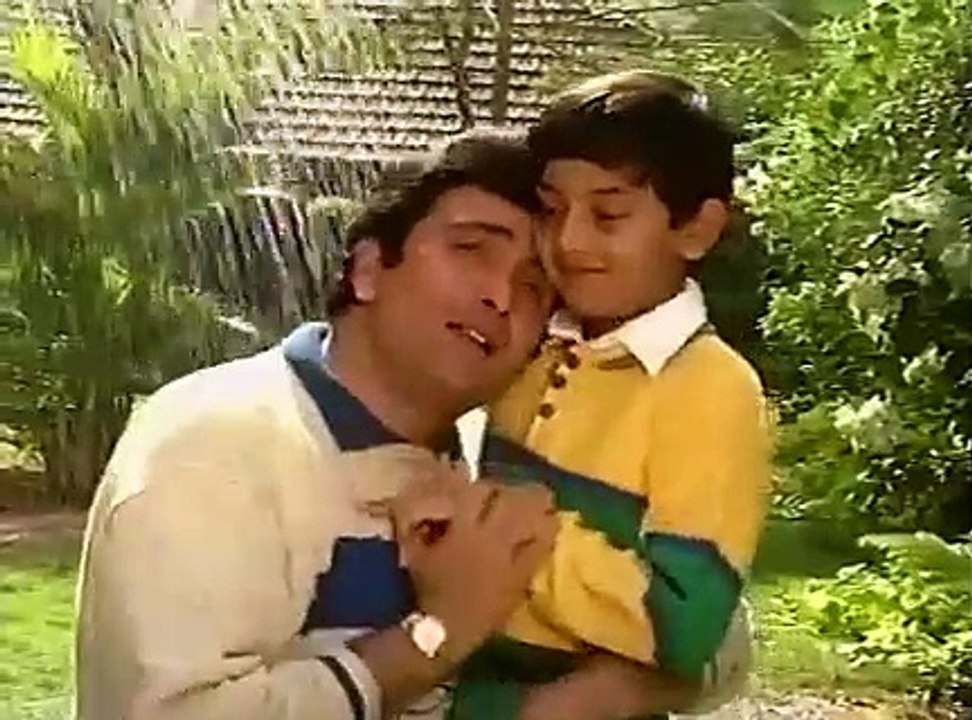 songs  NANHE MUNHE BACHOO KE MUTHI ME KYA HAI