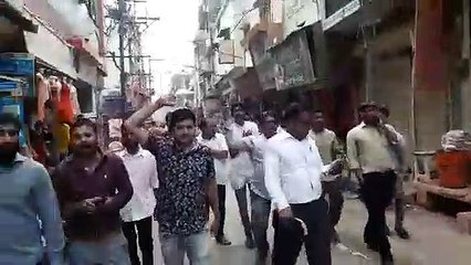 अतिक्रमण दस्ते के ताला जडते ही एक जुट हुए व्यापारी, कर्मचारियों को दौडाया, देखें वीडियों