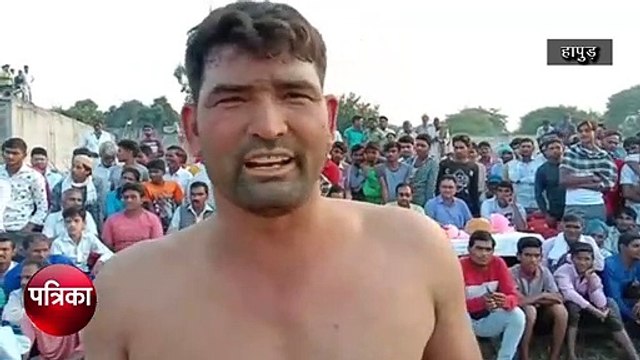 दंगल देखने के लिए पहुंचे लोग