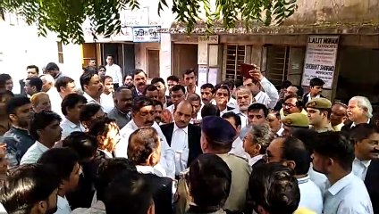 कचहरी परिसर स्थित डीएम कार्यालय पर बिगड़ती कानून