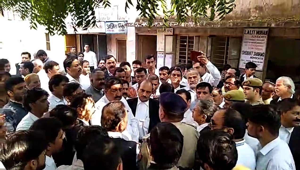 कचहरी परिसर स्थित डीएम कार्यालय पर बिगड़ती कानून