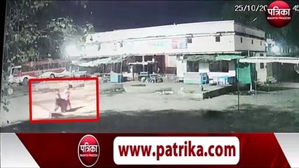 सड़क पर बैठी महिला को ऐसे उठाकर ले गए दो युवक