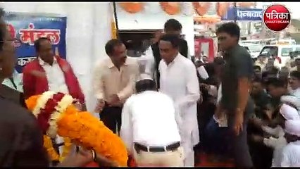 मंच पर पहुंचे सीएम तो लड्डू से तौलने लगे समर्थक