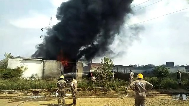 VIDEO: पेंट प्लांट में लगी आग, फायर ब्रिगेड को करनी पड़ी मशक्कत