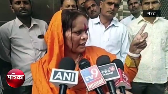साध्वी प्राची ने कहा- फतवे जारी करने वालों को चौराहे पर खड़ा करके फांसी दे दो, देखें वीडियो