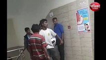 अस्पताल के सिक्यूरिटी गार्ड ने मरीज से मिलने गए युवक को बेल्ट से पीटा, वीडियो वॉयरल