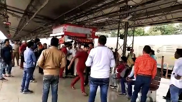 स्टेशन पर नियंत्रण से बाहर वेंडर, खुले आम प्लेटफॉर्म पर लोहे के पाइप से मारपीट