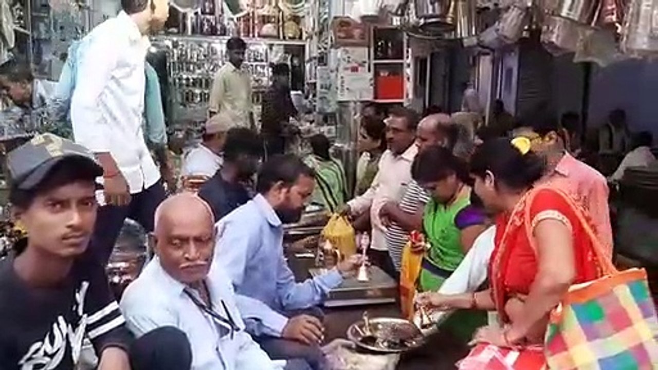 धनतेरस पर दिनभर हुई खरीददारी, वर्तन व सराफा में उमड़ी भीड़