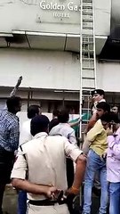 विकराल आग से घबराकर कूदने वाले थे सीईओ, सीढ़ी लगाकर चढ़ गए टीआई और...