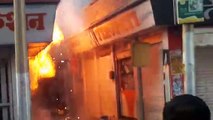 ज्वैलर्स की दुकान में भीषण आग, छत तक पहुंची लपटें, पास की दुकान में जले रेडिमेड गारमेंट