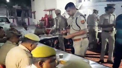 एसएसपी शैलेश कुमार पांडेय की नेक पहल, सिपाही और होमगार्ड को परोसा खाना- देखें वीडियो