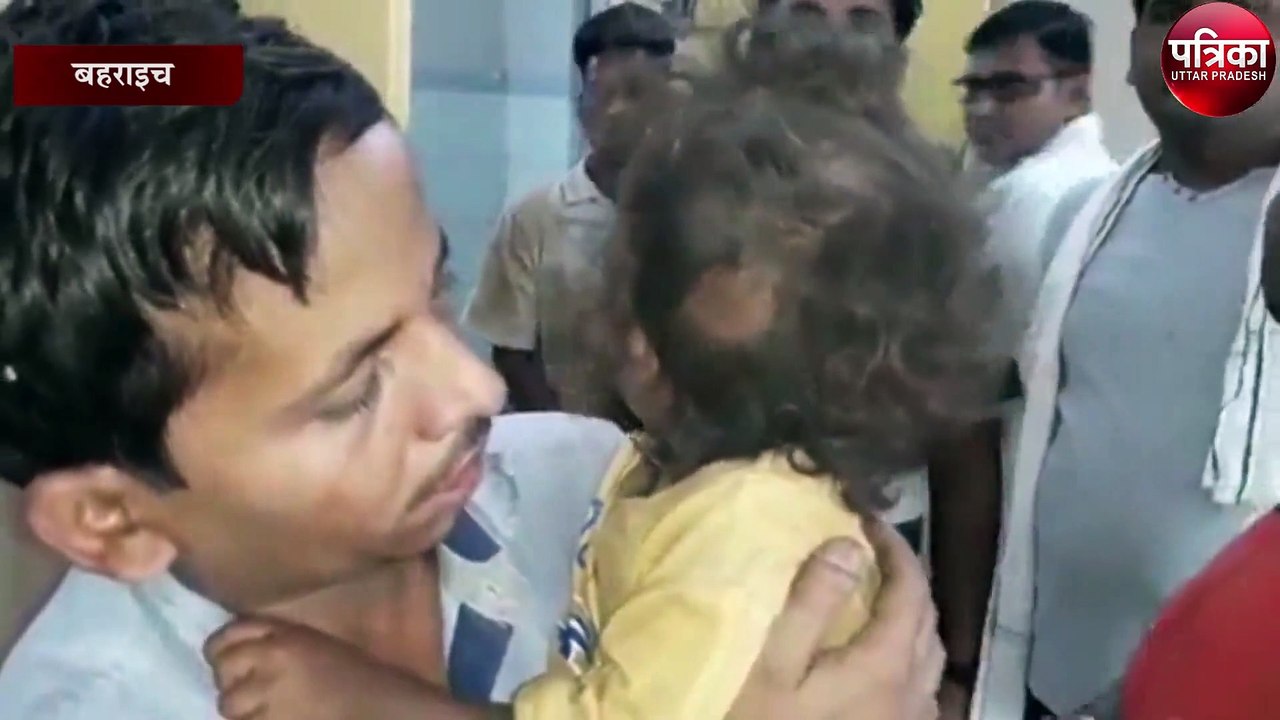 दीवार गिरने से मां बेटे समेत 3 लोग दबे, देखें वीडियो