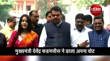 महाराष्ट्र: वोट डालने परिवार संग पहुंचे CM फडणवीस, देखें यह वीडियो