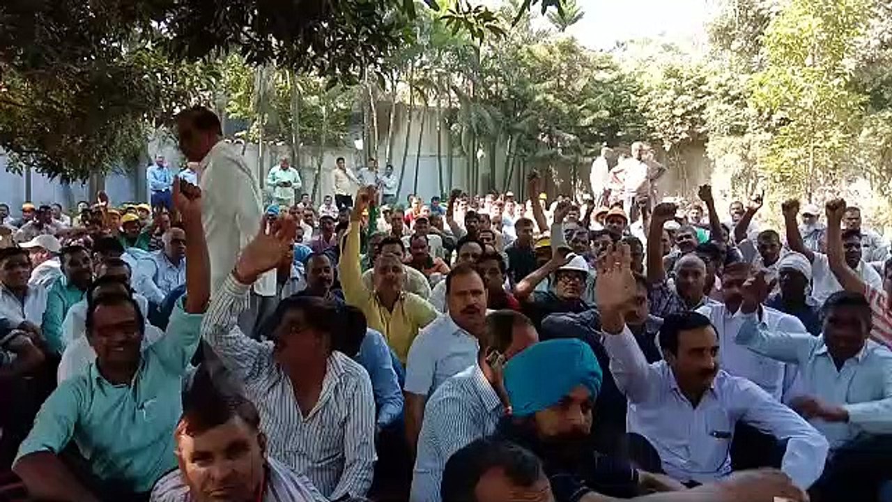 दिवाली का बोनस कटने से नाराज शुगर मिल कर्मचारियों ने ठप किया कामकाज, देखें वीडियो