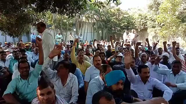 दिवाली का बोनस कटने से नाराज शुगर मिल कर्मचारियों ने ठप किया कामकाज, देखें वीडियो