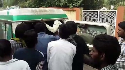 ओव्हर टेक कर रहे डंपर से बचने खेत में उतारी बस, पलटी, दो दर्जन यात्री घायल