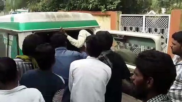 ओव्हर टेक कर रहे डंपर से बचने खेत में उतारी बस, पलटी, दो दर्जन यात्री घायल