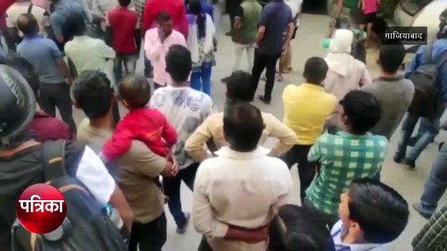 3 मंजिल इमारत में लगी भीषण आग