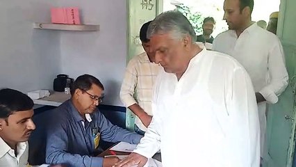 कांगे्रस प्रत्याशी हरेन्द्र मिर्धा ने यहां  डाला अपना वोट