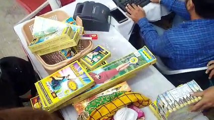 जयपुर में लगी पटाखों खरीद  के लिए लंबी लाइनें, देखें वीडियो