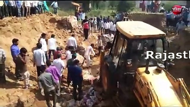 मुहूर्त में मंगल गीत गाते-गाते अमंगल, दीवार गिरने से 8 महिलाएं दबी, एक की मौत