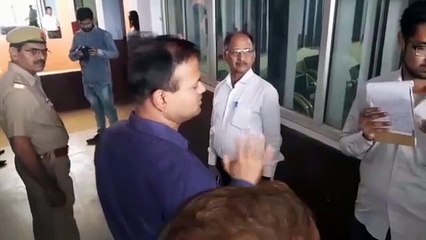 अचानक एआरटीआे आॅफिस में पहुंची ये गाड़ी तो अपना-अपना बस्ता उठाकर भागने लगे ये लोग