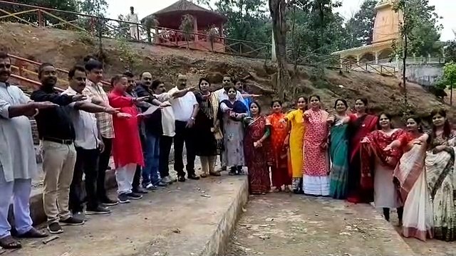 सूर्योपासना के महापर्व छठ में इस बार नहीं होगा पॉलीथिन का उपयोग, महिला-पुरुषों ने छठघाट पर लिया