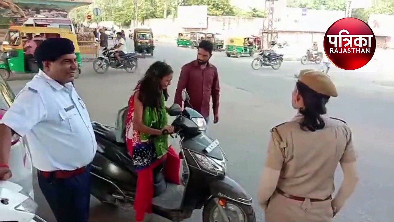 बिना हेलमेट पुलिस ने पकड़ा, तो युवती ने किया तमाशा, ट्रैफिककर्मियों के फुले हाथ—पांव, देखें वीड