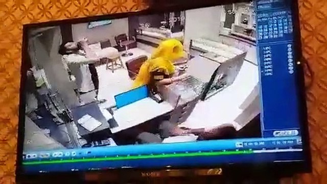 The couple came to buy jewelry, ran wearing gold chains