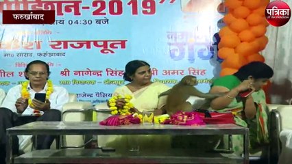 बंदर महिलाओं से करने लगा छेड़छाड़, देखें वीडियो